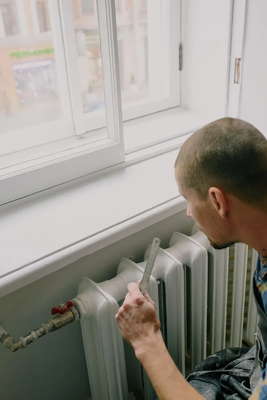 Artisan intervenant sur une installation dans un logement