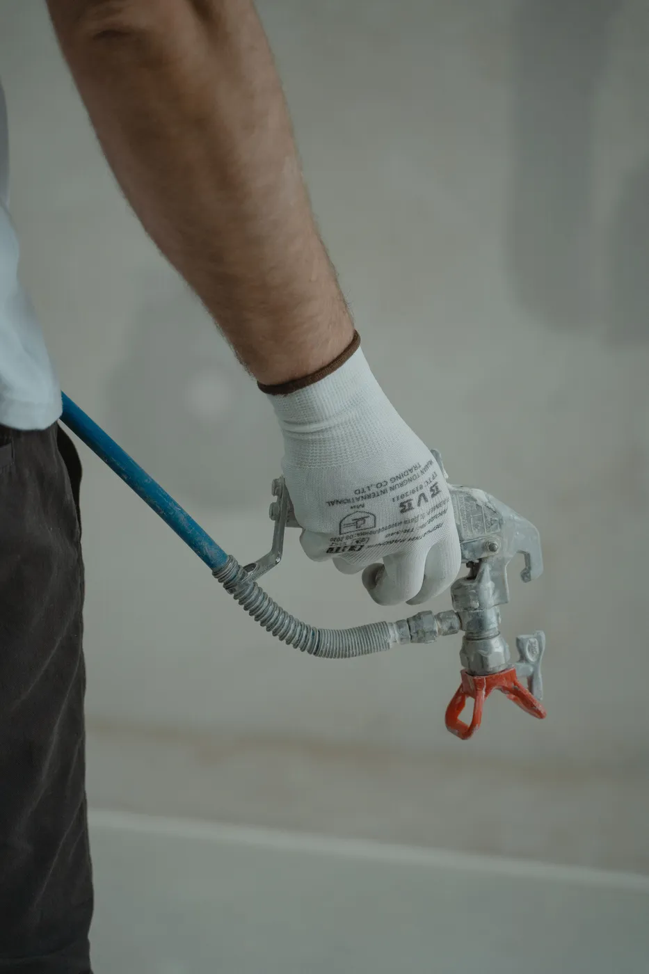 Professionnel utilisant un équipement lors de travaux de rénovation